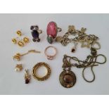 Bag of assorted costume jewellery including pink stone ring. 101g