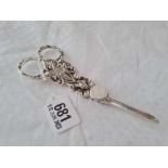 A pair of Victorian grape scissors, the fronts chased with scroll work, 5.5" long, London 1906