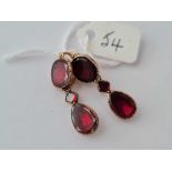 A 18TH CENTUARY GOLD AND FLAT CUT FOIL BACKED GARNET EARRINGS (ONE TOP REPLACEMENT STONE)