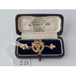 A boxed Victorian double heart pearl set brooch 15ct gold