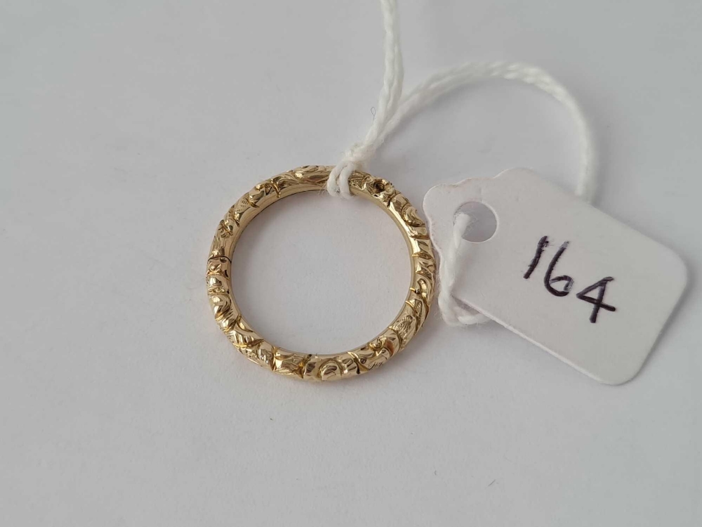 ANTIQUE GEORGIAN CHASED SPLIT RING IN 18CT GOLD, DIAMETER 20MM IN EXCELLENT CONDITION