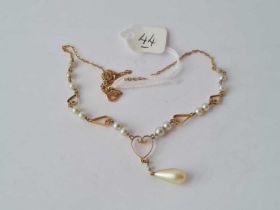 A pearl drop pendant necklace in 9ct 4.9g inc