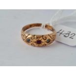 A three stone gypsy set ring, 9ct, O, 1.7g