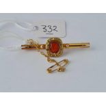 An Edwardian 9ct carnelian set brooch 3.3g