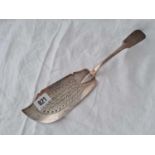 Newcastle fiddle pattern fish slice with pierced blade. 1832 by I O. 117gms