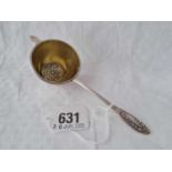 A French tea strainer with handle and gilt bowl – 39 g.