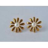 A pair of 9ct pearl flower earrings – 3.5 gms