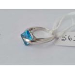 A white gold blue stone cocktail ring 14ct gold size N – 2.9 gms