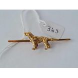 ANTIQUE EDWARDIAN DOG BROOCH IN 15CT GOLD (MARKED) CARVED AS A POINTER, WEIGHT 10g