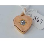 ANTIQUE18CT HEART LOCKET MARKED WITH FRENCH MARKS ON THE INSIDE BEZEL SET WITH A LIGHT COLOURED BLUE