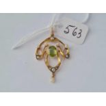 A pearl and peridot pendant 9ct