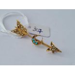 A gold seed pearl and turquoise arrow brooch AF – 2.3 gms