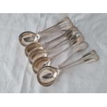 A set of twelve soup spoons, fiddle thread and shell, Birmingham 1907, 1000g