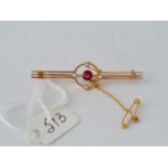 A garnet and pearl brooch 9ct – 2.9 gms