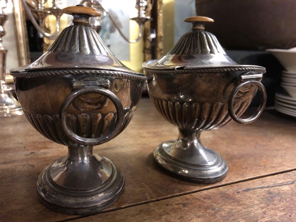 Pair of old Sheffield plated boat shaped tureens and covers, crested 7” wide - Bild 2 aus 2