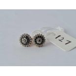 A pair of diamond cluster earrings 9ct – 1.9 gms