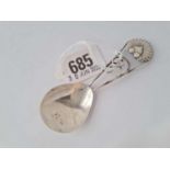 A shell and vine motif caddy spoon 830 standard by BS&Co