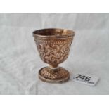 An Indian egg cup with chased decoration, 58g