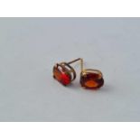 A pair of garnet 9ct ear studs 1g inc