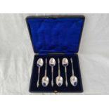 A set of six Victorian apostle top coffee spoons with chased stems – London 1880 – 83 g.
