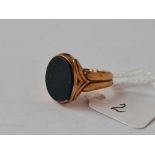 A gents blood stone signet ring slight chip to stone 15ct gold size R – 7 gms