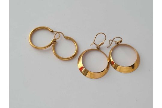 Two pairs of 9ct hoop earrings 5.3g