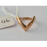 A chevron shaped 9ct ring size K 2g