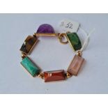 A HIGH CARAT GOLD (TESTED) ROSE AND AMETHYST QUARTZ, TIGERS EYE AND AGATE BRACELET