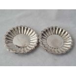 A pair of circular fluted dishes, plain centres, 4” diameter, Chester 1901, 65 g.