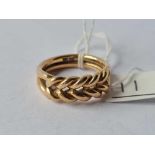 A GOOD KEEPER RING 18CT GOLD SIZE Q 9 GMS