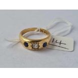 A DIAMOND AND SAPPHIRE RING 18CT GOLD SIZE S 7.3 GMS