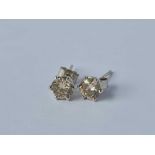 A GOOD PAIR OF PLATINUM AND DIAMOND EAR STUDS APPROX 1 CARAT