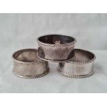 A set of three napkin rings with beaded rims, hammered finish, London 1990 by DJS, 66 g.