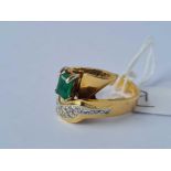 A EXCELLENT WAVE BAGUETTE EMERALD AND DIAMOND RING 18CT GOLD SIZE M 13 GMS