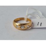 A ANTIQUE THREE STONE DIAMOND GYPSY SET RING 1910 18CT GOLD SIZE K 4.2 GMS