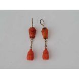 A GEORGIAN PAIR OF CARVED CORAL EARRINGS WITH CLASSICAL HEAD TOPS AND TASSEL DROPS