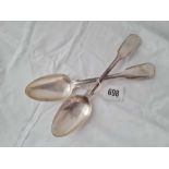 A pair of Victorian fiddle thread table spoons, London 1845/6 by EE, 180 g.