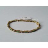 A EMERALD AND DIAMOND TENNIS BRACELET 9C 7 INCH 10.2 GMS