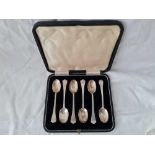 Another set of teaspoons with trifed ends and rat tail bowls, Sheffield 1925