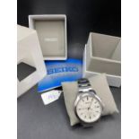 A gents Seiko Kinetic Sapphire 100m wrist watch with seconds sweep and date aperture, as new in