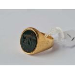 A GOOD HEAVY 18CT GOLD SIGNET RING with stone set intaglio size V 19g