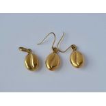 A set of coffee bean pendant and matching pair of earrings, 9ct