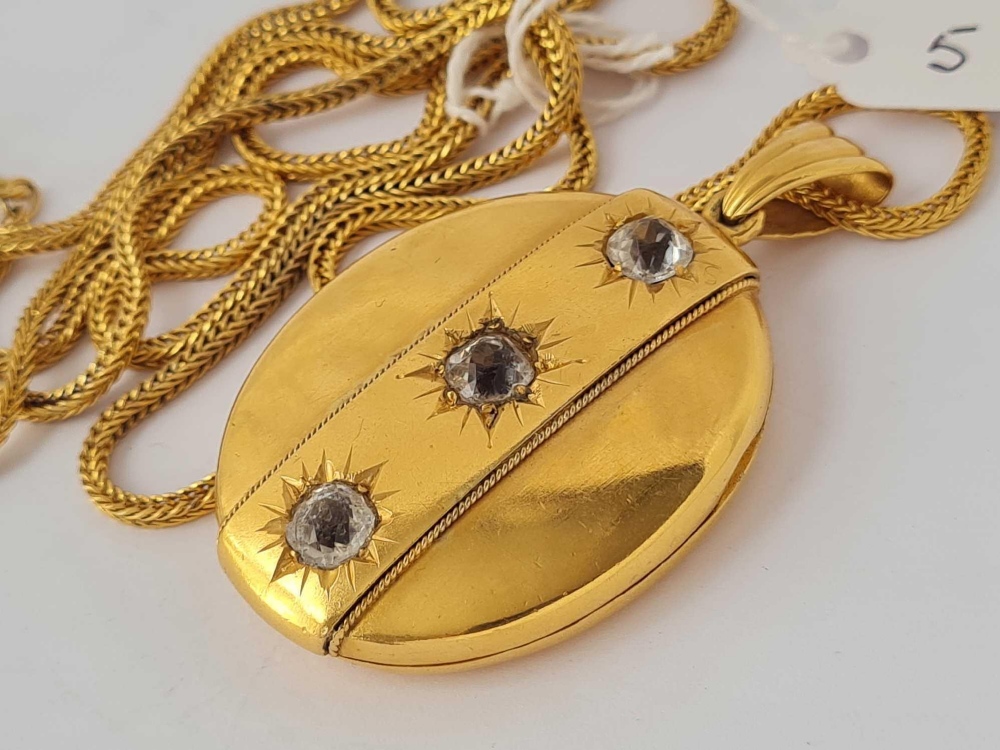 A attractive silver gilt neck chain with stone et oval locket - Image 2 of 3