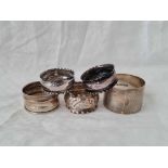 A group of five various napkin rings, 61g