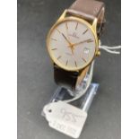A GENTS GOLD WRIST WATCH BY GARRARDS WITH DATE APERTURE 9CT