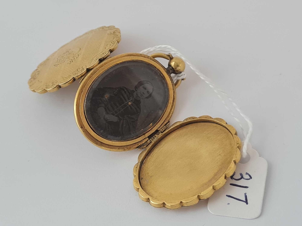A mid Victorian double opening yellow metal locket with original portrait inside - Image 4 of 4