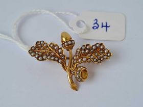 A Victorian acorn set brooch with pearls 15ct gold 4.2 gms
