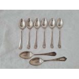 A set of six shell decorated tea spoons, 1923 and another pair 1908, 100g