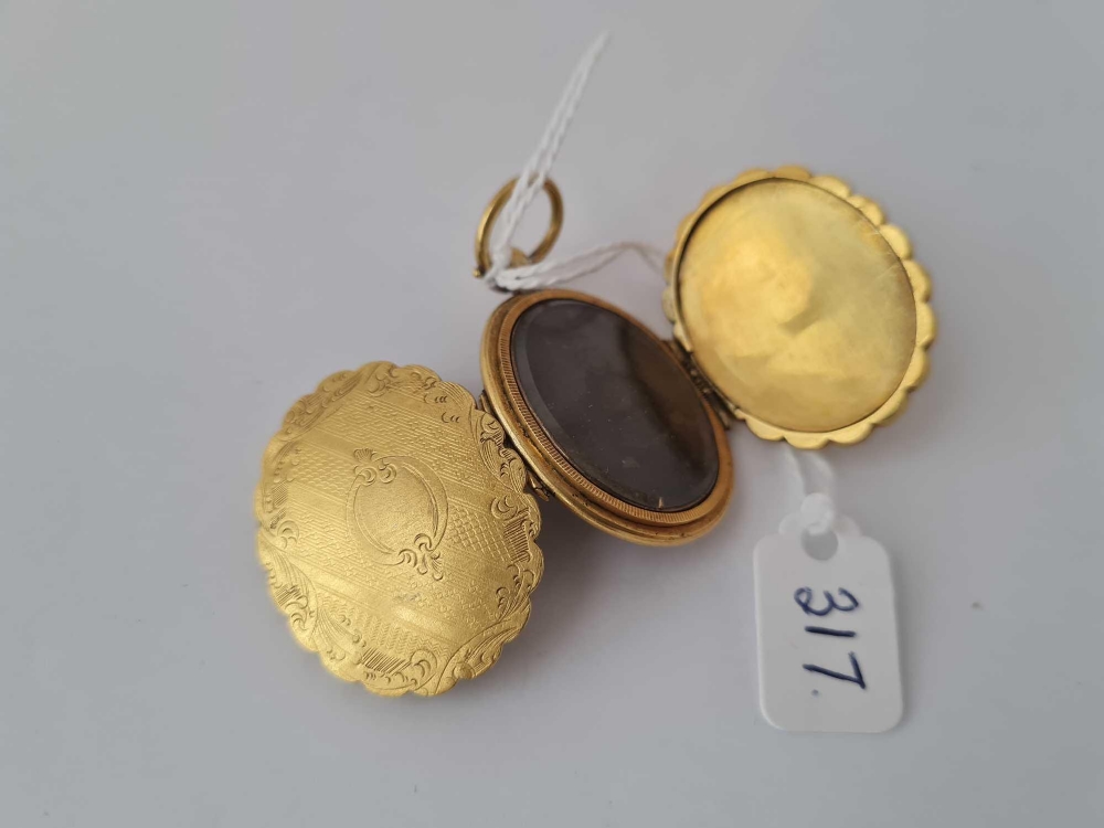 A mid Victorian double opening yellow metal locket with original portrait inside - Image 3 of 4