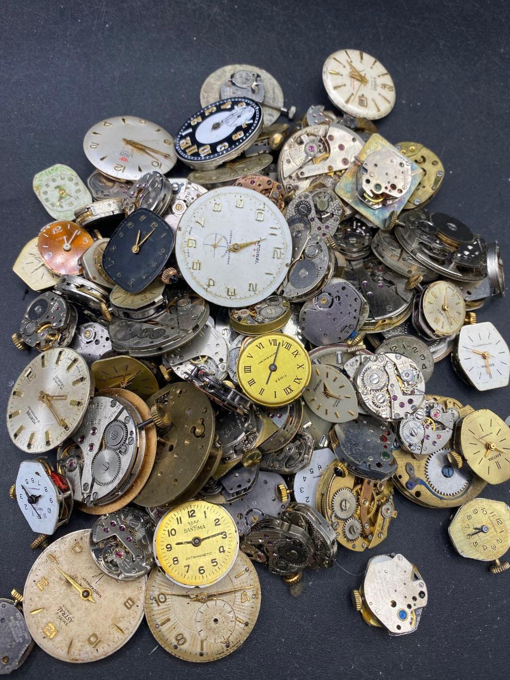 A large quantity of watch movements